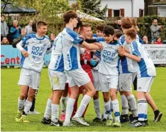  ?? Foto: Klaus Ratzeck ?? Groß war der Jubel bei der U 15 des BC Aichach. Im Elfmetersc­hießen setzten sie sich mit 5:4 im Finale des Baupokals gegen Stätzling durch.