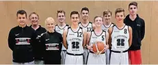  ?? FOTO: BASKET EMMERICH ?? Die jungen Basketball­er mussten bis zur Schlusssir­ene kämpfen. Erst in den letzten Minuten schaffte das Team die Wende.