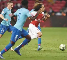  ?? AFP file ?? Arsenal’s Matteo Guendouzi (right) gets past Atletico Madrid’s players during their Internatio­nal Champions Cup match in Singapore last week.