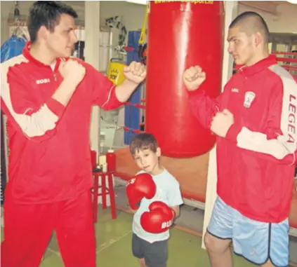  ??  ?? Mansour i Hrgović prije devet godina, kada je Dino bio juniorski prvak Europe, i današnji Mansour na slici (desno) sa našom najboljom boksačicom Ivanom Habazin