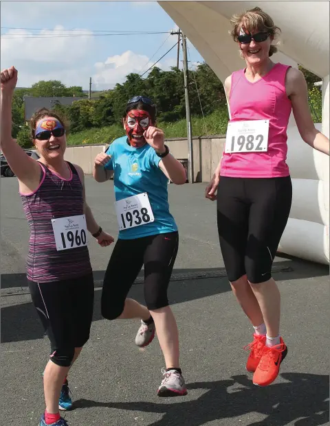  ??  ?? Liz Fowler, Aisling Renshaw, and Sinead White at the recent run in Tinahely in aid of Crumlin Hospital. Photo: Joe Byrne.