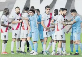  ?? FOTO: LALIGA ?? Decepción en el Girona tras la remontada de un Rayo que asegura su plaza de playoff