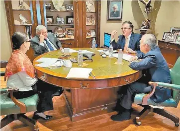  ??  ?? El presidente Andrés Manuel López Obrador tomó la llamada del mandatario de Estados Unidos, Joe Biden, en la casa de su excolabora­dor Alfonso Romo, en Monterrey, Nuevo León.