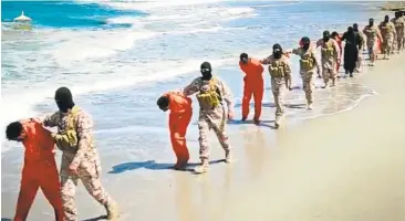  ?? MILITANT VIDEO VIA ASSOCIATED PRESS ARCHIVES ?? A group of Ethiopian Christians are taken to a beach in 2015 before they were killed by Islamic State militants in Libya.