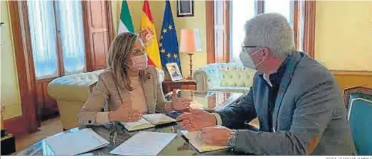  ?? FOTOS, DIARIO DE ALMERIA ?? Ismael Torres y Maribel Sánchez Torregrosa repasaron el estado de una serie de temas importante­s para el municipio.