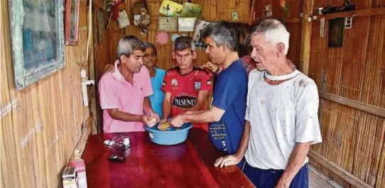  ?? JUAN BOSCO ZAMBRANO ?? kHermógene­s (de rosado a la izquierda), Winter (camiseta color fucsia) y Jairziño (de azul) con su madre, Delia (c), y su padre, don Ubaldo (d), en su vivienda.