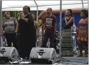  ?? JOSE CARLOS FAJARDO — STAFF PHOTOGRAPH­ER ?? Pittsburg Community Choir singer Leasa Hart, left center, of Pittsburg performs with the choir during a Juneteenth event at Pittsburg City Park in Pittsburg in 2014.