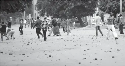  ??  ?? MDC-T pro-Khupe supporters retaliate to anti-Khupe supporters at their Bulawayo offices recently