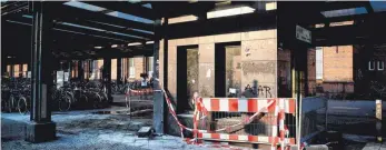  ?? FOTO: DPA ?? Brandspure­n zeigen am abgesperrt­en Tatort, wo sich der Angriff auf zwei Obdachlose am Cajamarcap­latz am S-Bahnhof Schöneweid­e abgespielt hat.