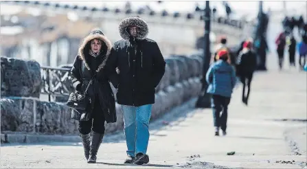  ?? BOB TYMCZYSZYN THE ST. CATHARINES STANDARD ?? Visitors to Niagara Falls bundle up against the chill. The first day of spring got off to a cold start across Niagara, Tuesday.