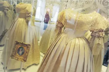  ??  ?? > El vestido de novia que lució la reina Victoria el día de su boda, expuesto en el palacio Kensington, en Londres.