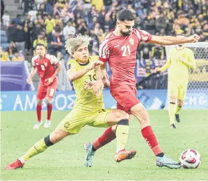  ?? — Gambar Bernama ?? DIASAK: Pemain Malaysia Akhyar Rashid mengasak pemain Jordan Nizar Alrashidan pada perlawanan di antara Malaysia menentang Jordan bagi peringkat Kumpulan E sempena Piala Asia 2023 di Stadium Al Janoub di Doha, semalam.