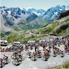  ?? Fotos: dpa Archiv ?? Der Anstieg zur Skistation L’Alpe d’Huez. Bild unten: Die legendäre Tour Etappe ist über die Jahre zur Party Meile geworden.