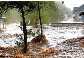  ?? FOTO: CHRISTIAN SCHULZ/FOTO HOSSER/DPA ?? In der Ortsgemein­de Fischbach bei Idar-Oberstein waren nach heftigen Regenfälle­n die Straßen teilweise meterhoch überflutet.