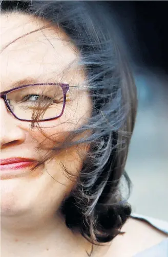  ??  ?? Stürmische Zeiten für die deutsche Sozialdemo­kratie. Deren Frontfrau Andrea Nahles muss die Partei rasch wieder auf Kurs bringen.