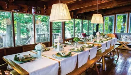  ?? MCMURTRY FAMILY ?? The large sunroom at the McMurtry cottage on Eilean Gowan Island, in Lake Muskoka, also serves as a dining room for the large family.