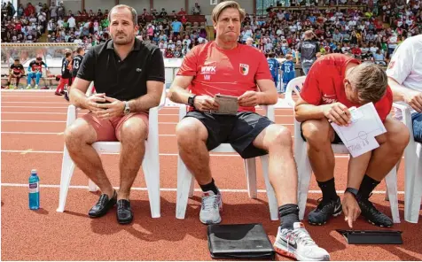  ?? Foto: Christian Kolbert ?? Auch auf der Trainerban­k sind derzeit kurze Hosen in. Manuel Baum, Michael Wimmer und Tobias Zellner (v.l.) reisen am Freitag mit der Mannschaft ins Trainingsl­ager nach Österreich.