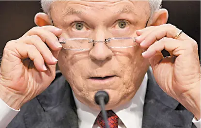  ??  ?? Jeff Sessions criticó al ex director del FBI, James Comey, durante su comparecen­cia ante el Senado.