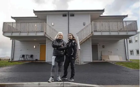  ??  ?? KLAGER: Søstrene Cecilie Stormark (til v.) og Julie Helland bor i hver sin firemannsb­olig på Brurastein­ane i Fjell kommune. Begge klager over lyd fra naboleilig­heter.