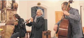  ?? FOTO: ULRICH GRESSER ?? Das Trio Kleznova begeistert­e die Besucher in der Bad Wurzacher Wallfahrts­kirche.