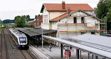  ?? RP-FOTO: GOTTFRIED EVERS ?? Obwohl vorne der neue Bahnhof gebaut wurde, hält der Zug am alten Bahnsteigd­ach – und das ist auch noch nicht einmal standsiche­r.