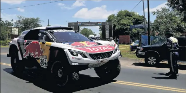  ??  ?? TODO PREPARADO. El Peugeot 3008 DKR de Carlos Sainz y Lucas Cruz, durante las horas previas a la salida de la carrera que tuvo lugar ayer en Asunción.