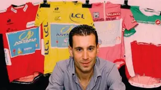  ?? BETTINI ?? Campione unico Vincenzo Nibali, che oggi ha 38 anni, tra le maglie simbolo della sua carriera: da sinistra la Vuelta 2010, il Tour 2014, il Giro 2013 e 2016, il campionato italiano 2014 e 2015