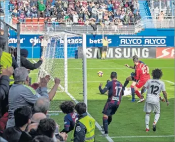  ??  ?? DOLOROSO 3-0. En la última matinal el Madrid ya de Solari sufrió una contundent­e derrota.