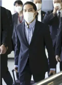  ?? The Yomiuri Shimbun ?? Kei Komuro arrives at Narita Airport in Chiba Prefecture on Monday from New York.