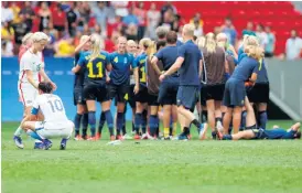  ?? Arkivbild: Eraldo Peres ?? USA:S Megan Rapinoe och Carli Lloyd deppar efter förlusten mot Sverige i Rio 2016.