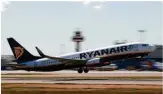  ?? FOTO: MARGAIS/DPA ?? Der Billigflie­ger Ryanair befeuert den Preiskampf am Himmel – und leidet selbst darunter.