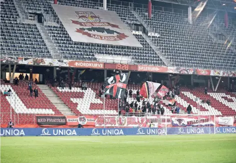  ?? FOTO: IMAGO ?? Nur rund 1500 Zuschauer verirrten sich zum Pokal-Viertelfin­alspiel von Red Bull Salzburg gegen Austria Klagenfurt in die Arena nahe der Mozartstad­t. Immerhin 3500 österreich­ische Fans werden heute Abend in Dortmund erwartet, wenn die Salzburger im...