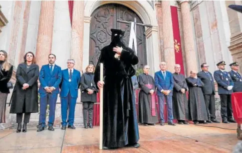  ?? // FRANCIS SILVA ?? El preso liberado este año, ante la puerta de la Catedral tras recibir la bendición del Cristo