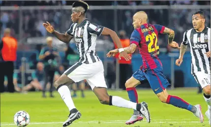  ?? FOTO: PEP MORATA ?? Paul Pogba, perseguido por Dani Alves y por el Barça
El francés dejó muestra de su categoría en la final de la Champions de Berlín