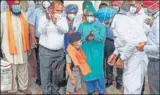  ??  ?? Punjab cabinet minister Sukhjinder Singh Randhawa presenting a 'siropa' to Gurnoor Singh, 6, after his parents were discharged from the civil hospital in Gurdaspur. HT PHOTO