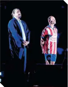  ?? ?? Amaury Vergara acompañó a Javier en una parte de la presentaci­ón ante la afición tapatía.
