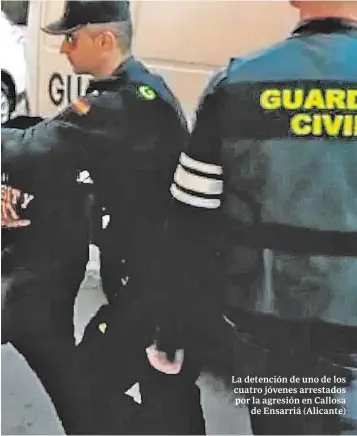  ?? ABC ?? La detención de uno de los cuatro jóvenes arrestados por la agresión en Callosa de Ensarriá (Alicante)