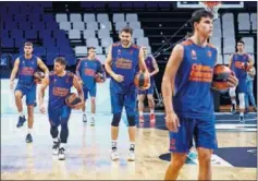  ??  ?? Mike Tobey, en el centro, en un entrenamie­nto del Valencia Basket.