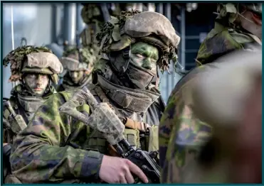  ??  ?? Photo ci-contre : Le 30 octobre 2018, des soldats de l’OTAN participen­t à l’exercice « Trident Juncture 18 », la plus grande manoeuvre militaire depuis la fin de la guerre froide. Quelques jours plus tôt, l’amiral américain James Foggo, chef du Commandeme­nt allié des forces interarmée­s de Naples, s’inquiétait du fait que la Russie avait modernisé son arsenal submersibl­e et que ce dernier était équipé de missiles longue portée capables d’atteindre n’importe quelle capitale européenne. À ce titre, l’exercice « Trident Juncture 18 » avait pour but d’envoyer un « message dissuasif fort » à tout adversaire qui tenterait de franchir la frontière d’un allié de l’OTAN. (© NATO/Wo Fran C. Valverde)