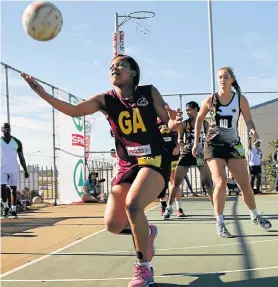  ?? Picture: FREDLIN ADRIAAN ?? TAKING CONTROL: Nelson Mandela Bay U21 player Siphosethu Kilani, front, takes the ball from Cape Winelands at the Young Park netball courts