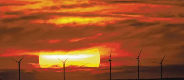  ?? Foto: Sebastian Gollnow, dpa ?? Der Ausbau von Windkraft geht nur schrittwei­se voran in Deutschlan­d. Und doch kann es sich kaum mehr eine Partei erlauben, die Klimafrage in ihrem Programm auszuklamm­ern.