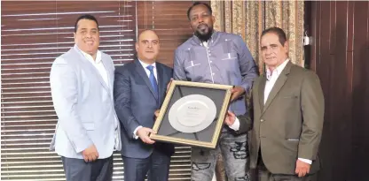  ??  ?? Distinción. Vladimir Guerrero recibe una placa de reconocimi­ento de manos de Samir Rizek, Tesorero del Listín Diario y Héctor J. Cruz, Editor Deportivo. Figura Virgilio Rojo, Director de Comunicaci­ones del futuro inmortal de Cooperstow­n.