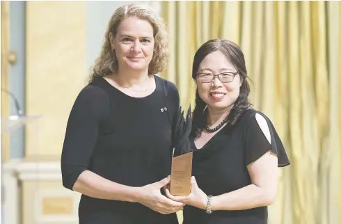  ?? MASTER CPL. VINCENT CARBONNEAU, RIDEAU HALL ?? Gov. Gen. Julie Payette presents Dr. Xiangguo Qiu with an innovation award in 2018. Qiu has been suspended from her role at a top Winnipeg lab.