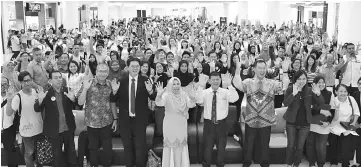  ??  ?? Jainab (middle) with participan­ts during the Internatio­nal Deaf Day 2017 celebratio­n at Suria Sabah yesterday.