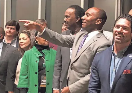  ?? KATHERINE BURGESS ?? Shelby County Mayor Lee Harris prepares for a group photo Monday with members of his transition team.