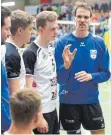  ?? ARCHIVFOTO:GKR ?? Spielertra­iner Christian Pampel und der TSV Mimmenhaus­en können die Partie gegen Freiburg nicht drehen.