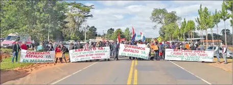  ??  ?? Los manifestan­tes cerraron la Ruta 3 “General Aquino” en la zona del barrio San Pedro, en el distrito de Guayaybí.