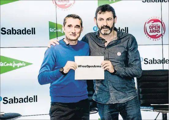  ?? XAVIER CERVERA ?? Ernesto Valverde sujeta un cartel reivindica­tivo en defensa de la ONG Proactiva Open Arms, que atraviesa por un momento delicado