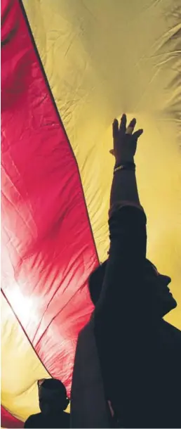  ??  ?? La bandera de Cataluña durante una manifestac­ión, el sábado en Barcelona.