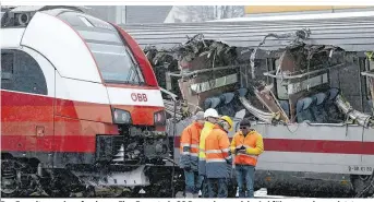  ??  ?? Der Eurocity wurde aufgerisse­n: Eine Frau starb, 28 Passagiere und der Lokführer wurden verletzt